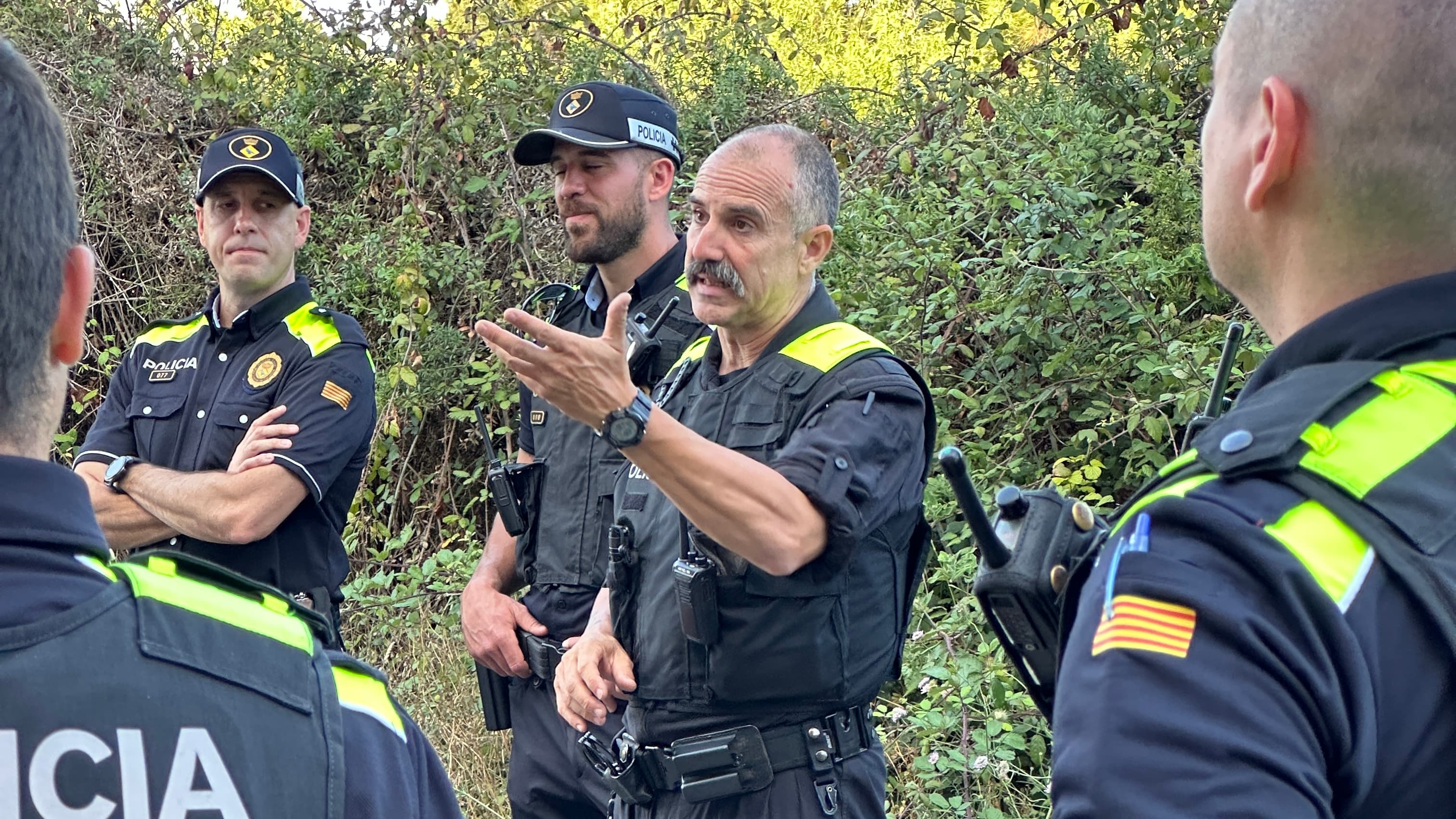 Agentes de policía participando en una sesión de entrenamiento dirigida por un instructor