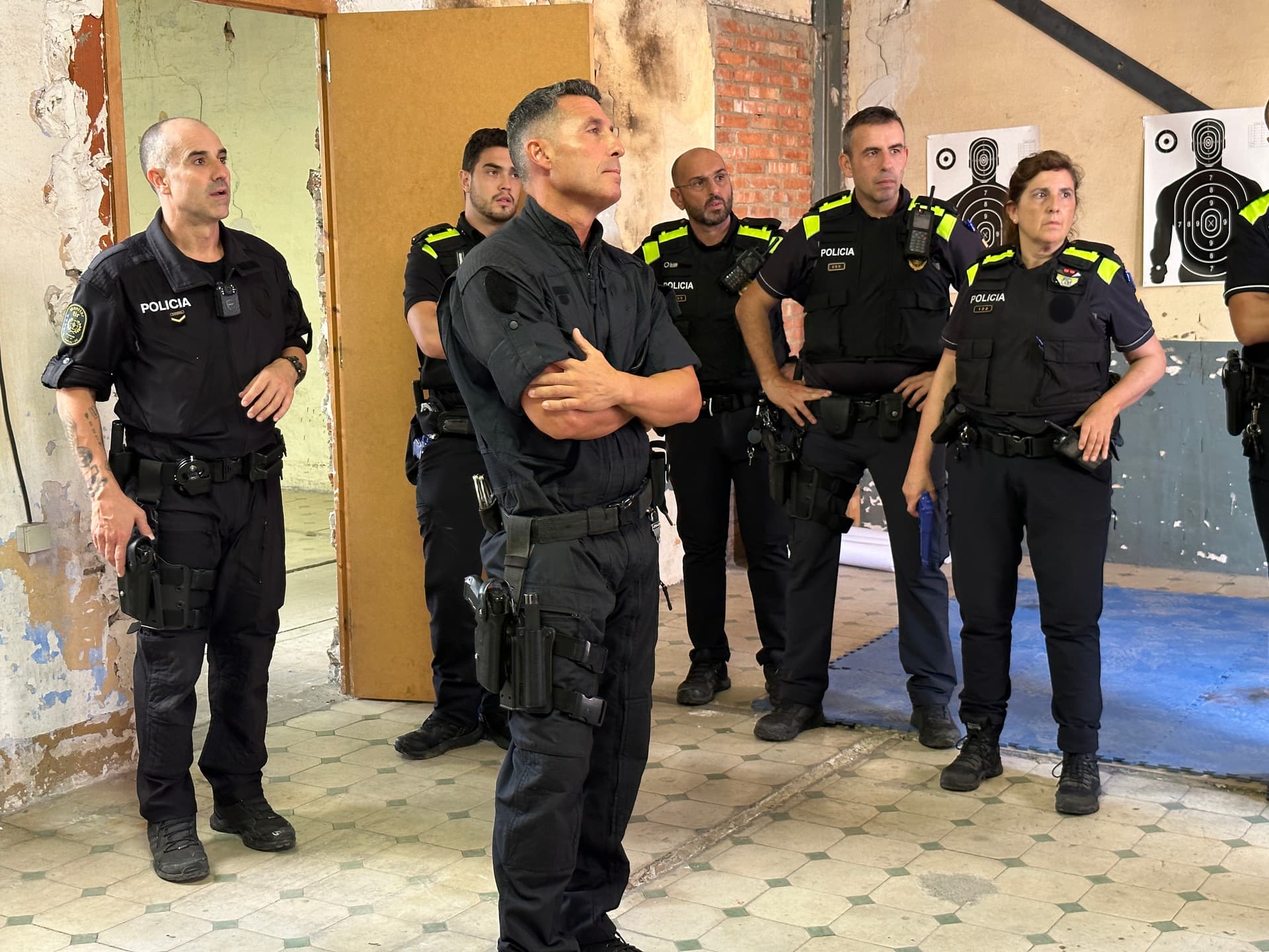 Agentes escuchando las instrucciones de un instructor de formación policial